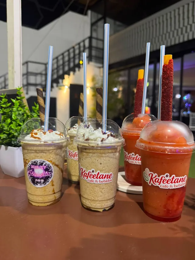 Frappés y smoothies de chamoy con etiqueta de la marca en la barra