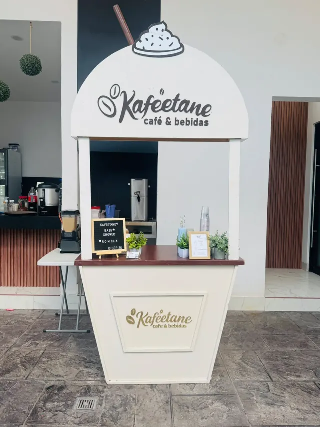 Carrito blanco de Kaféetane dentro de un salón de eventos