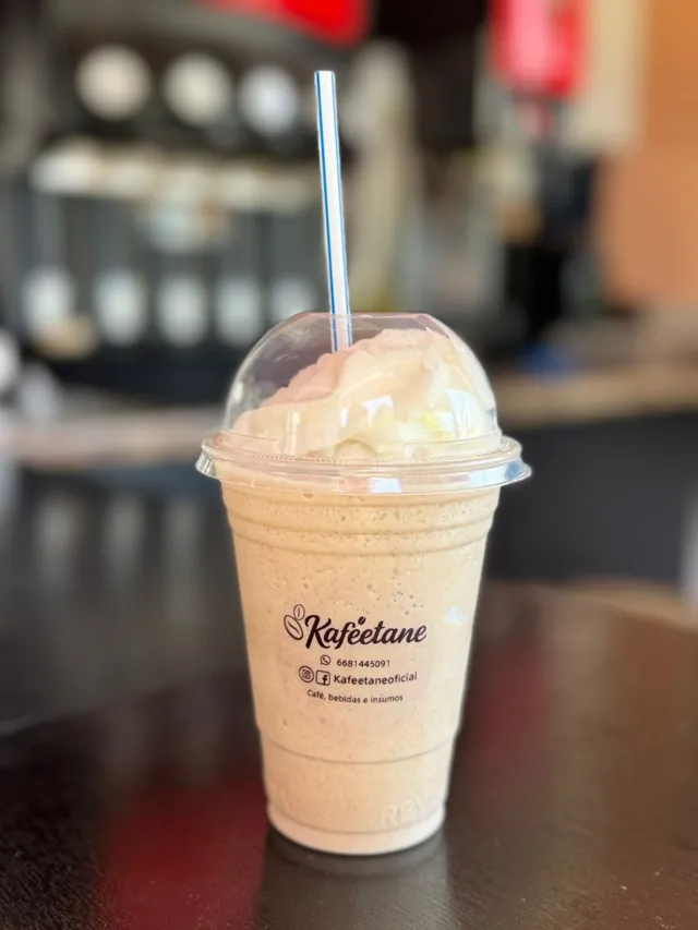 Frappé Kaféetane con popote sobre una mesa de cafetería