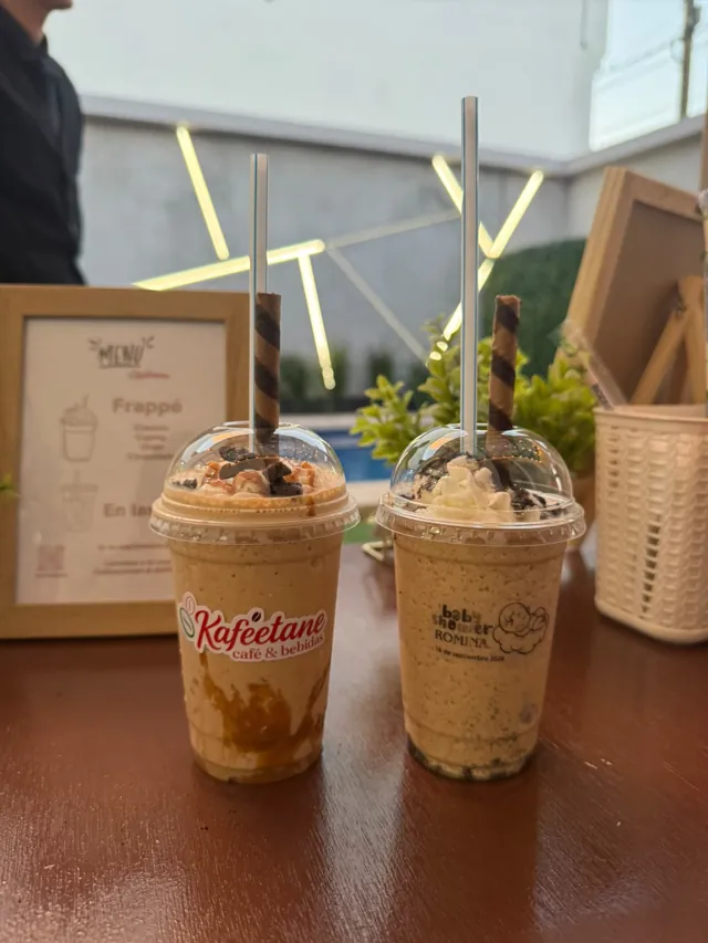 Dos frappés de caramelo con barquillo junto al menú de la barra