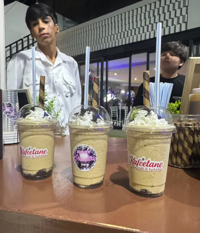 Tres frappés de galleta con crema batida y barquillo en la barra