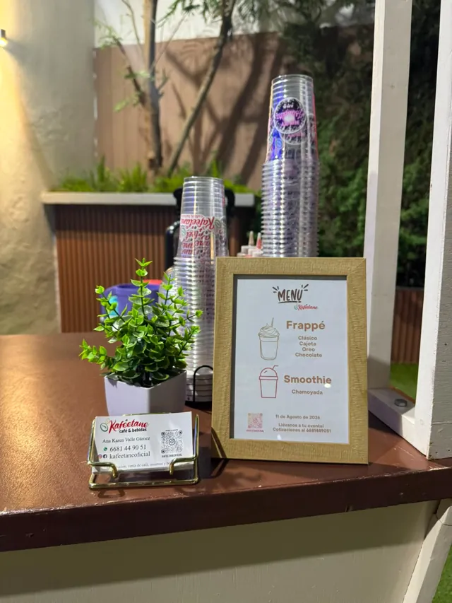 Menú de frappés y smoothies junto a la torre de vasos